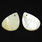 Kriauklės pakabukai balti lapelio formos 25x19 mm