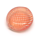 Pūstas stiklas rausvomis juostelėmis plokščio ovalo formos 18x7 mm