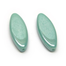 Stiklas turkio spalvos lapelio formos padengtas švelniu perlamutru 20x8 mm