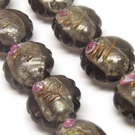 Rusvas lampworlk karoliukas su gėlyte 20 mm