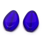 Sodriai mėlynas stiklo karoliukas matiniais kraštais lašelio formos 18x12 mm