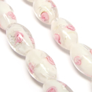 Lampwork karoliukas su sidabro folija ir gėlyte baltos spalvos 16x10 mm