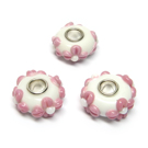 Pandora stiliaus lampwork karoliukai su rausvomis gėlytėmis 16x8 mm