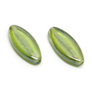 Stiklas žalias lapelio formos padengtas švelniu perlamutru 20x8 mm